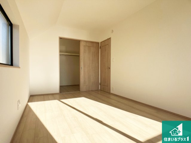 明石市松が丘　新築一戸建ての洋室|寝室は心地よい眠りについてもらいたくて、シンプルかつ開放的な空間な設計にしています！大きな窓から差し込む日が心地いいです♪