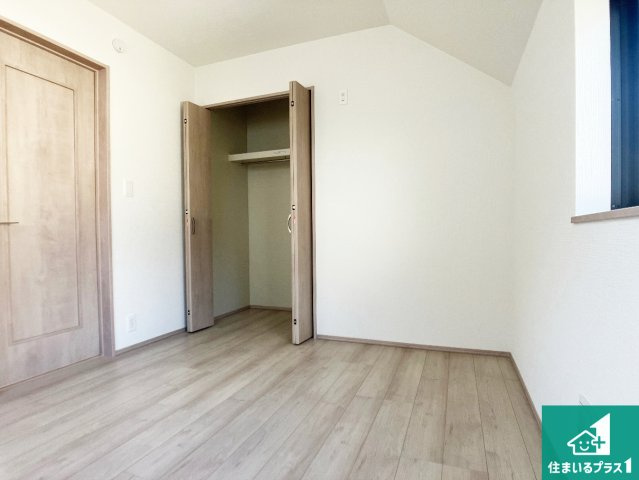 明石市松が丘　新築一戸建ての洋室|収納スペースが充実しているので子供の成長に合わせてたくさん収納ができます！家族構成に合わせた様々な活用ができる収納！