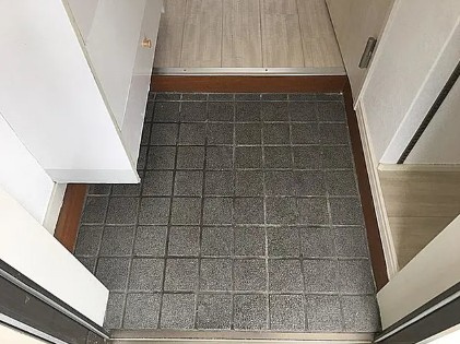 メゾンドゥSHINO美好町の玄関