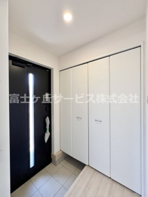 【玄関】 | 三島市青木 4期 新築一戸建て 3号棟 | ゆったりとした玄関です