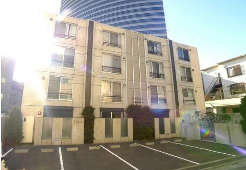 ZESTY西新宿Ⅲの駐車場