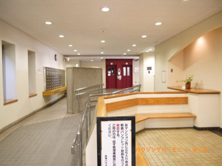 【その他共用部分】 | 清潔感と歓迎感があるエントランスホールとなります。