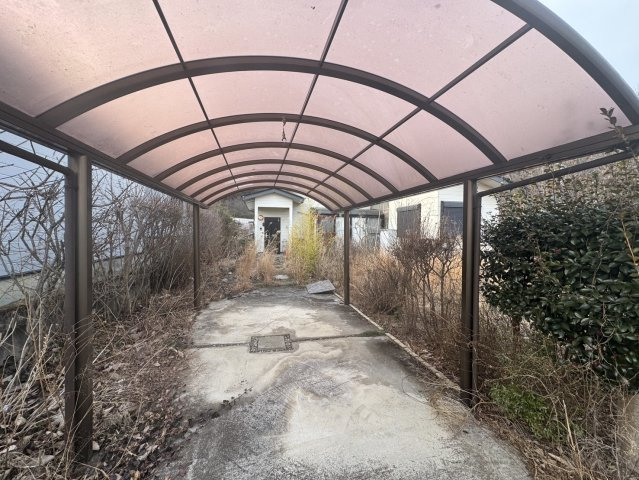 別荘にも定住にも向いてる♪水廻りがきれいな平家物件♪※増築部未登記の駐車場|駐車場があるので、車を買う予定の方も安心です