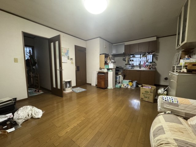 別荘にも定住にも向いてる♪水廻りがきれいな平家物件♪※増築部未登記の居間・リビング|ゆったりとしたリビングです