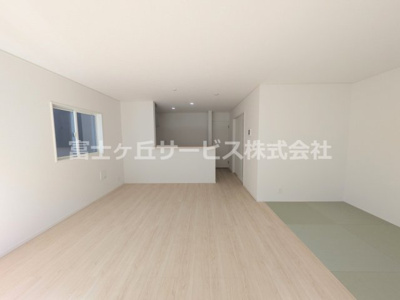 【居間・リビング】 | 沼津市高尾台 6期 新築一戸建て 2号棟 | 居間です
