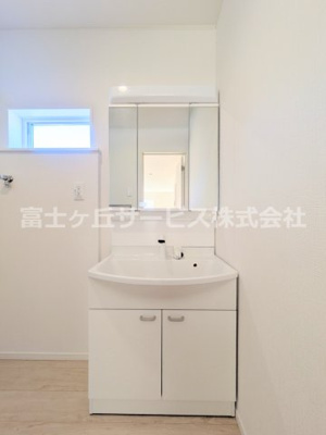 【独立洗面台】 | 沼津市高尾台 6期 新築一戸建て 2号棟 | 独立洗面台あり、毎朝おしゃれに忙しい女性の方におすすめです