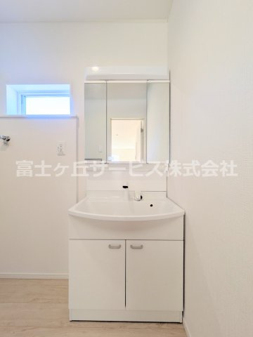 【独立洗面台】 | 沼津市高尾台 6期 新築一戸建て 2号棟 | 独立洗面台あり、毎朝おしゃれに忙しい女性の方におすすめです