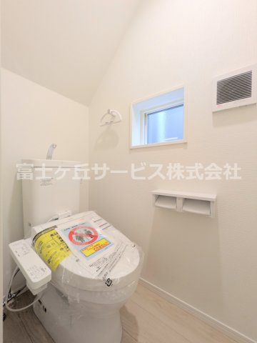 【トイレ】 | 沼津市高尾台 6期 新築一戸建て 2号棟 | １階のトイレです