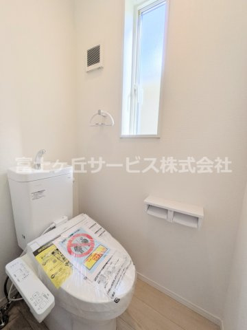 【トイレ】 | 沼津市高尾台 6期 新築一戸建て 2号棟 | ２階のトイレです