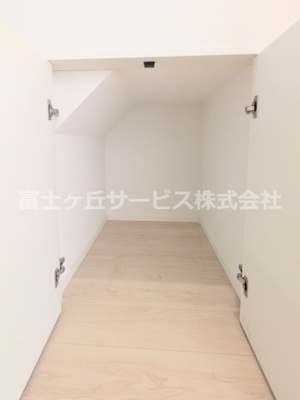 【収納】 | 沼津市高尾台 6期 新築一戸建て 2号棟 | 階段下に収納があります