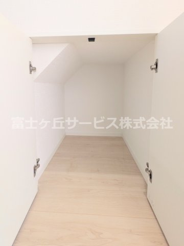 【収納】 | 沼津市高尾台 6期 新築一戸建て 2号棟 | 階段下に収納があります