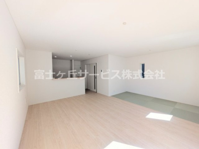 【居間・リビング】 | 沼津市高尾台 6期 新築一戸建て 2号棟 | LDK16帖