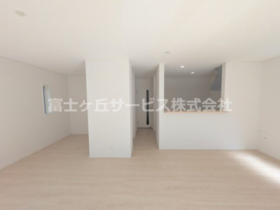 【居間・リビング】 | 沼津市高尾台 6期 新築一戸建て 3号棟 | ゆったり過ごせる居間です