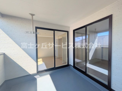 【バルコニー】 | 沼津市高尾台 6期 新築一戸建て 3号棟 | 暖かな日差しのふりそそぐバルコニー
