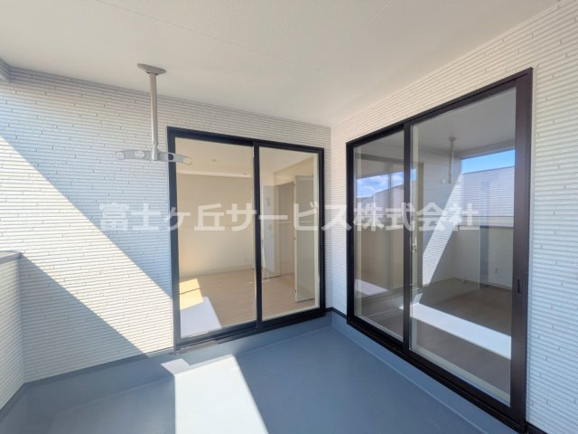 【バルコニー】 | 沼津市高尾台 6期 新築一戸建て 3号棟 | 暖かな日差しのふりそそぐバルコニー