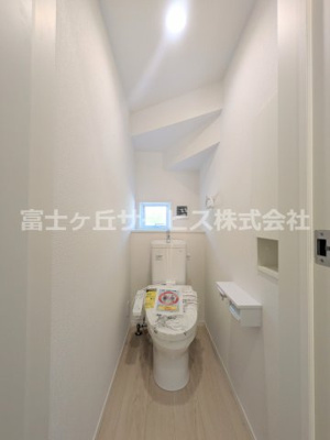 【トイレ】 | 沼津市高尾台 6期 新築一戸建て 3号棟 | １階のトイレです