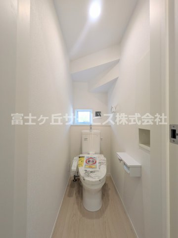 【トイレ】 | 沼津市高尾台 6期 新築一戸建て 3号棟 | １階のトイレです