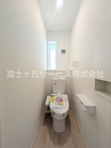 【トイレ】 | 沼津市高尾台 6期 新築一戸建て 3号棟 | ２階のトイレです