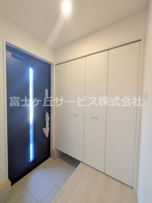 【玄関】 | 沼津市高尾台 6期 新築一戸建て 3号棟 | ゆったりとした玄関です