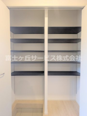 【収納】 | 沼津市高尾台 6期 新築一戸建て 3号棟 | 玄関収納です