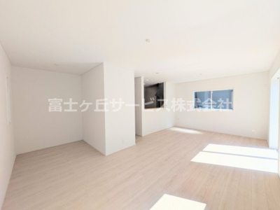【居間・リビング】 | 沼津市高尾台 6期 新築一戸建て 3号棟 | LDK20.2帖