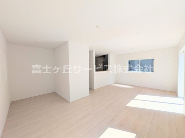 【居間・リビング】 | 沼津市高尾台 6期 新築一戸建て 3号棟 | LDK20.2帖