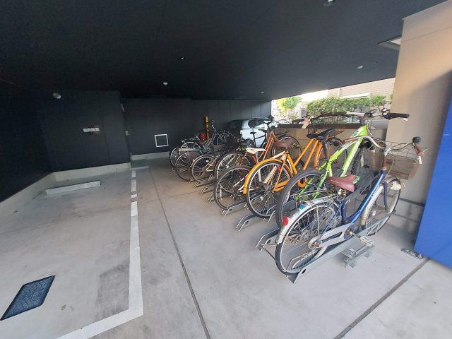 プリズム１４番館の駐車場