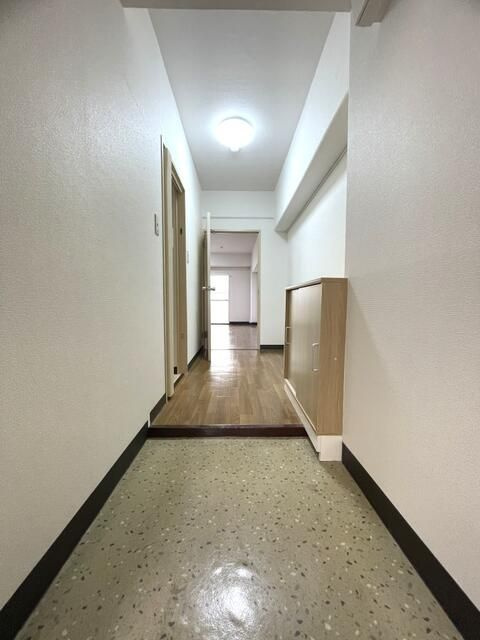 レインボーマンションの玄関