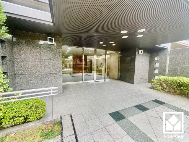 アルス京都六地蔵リスタシアのエントランス