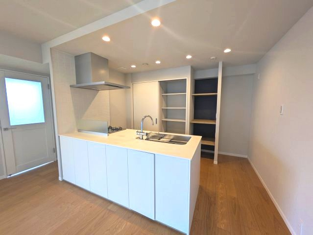 雪ノ下ロイアルハイツ　3階　リノベーションのキッチン|キッチン収納も豊富