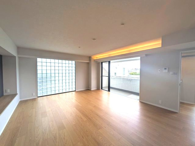 雪ノ下ロイアルハイツ　3階　リノベーションの居間・リビング|陽当たり良好