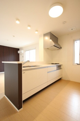 【キッチン】 | ユニヴェール小笹 | 102 システムキッチン 3口ガスコンログリル付