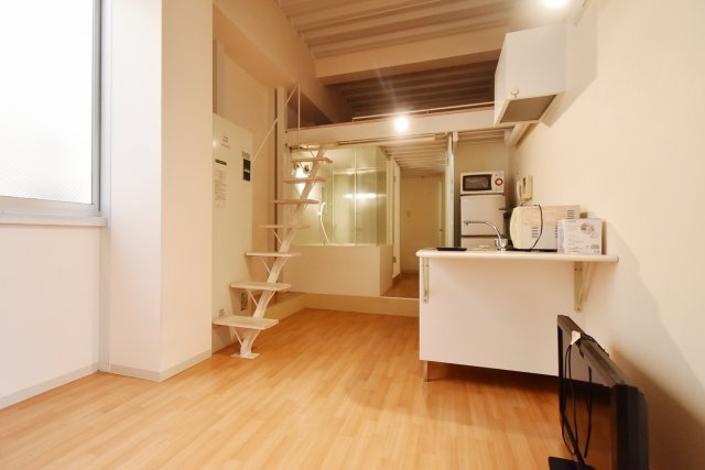 C4 koshien eastの居間・リビング