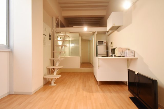 C4 koshien eastの居間・リビング