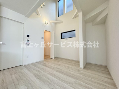 【居間・リビング】 | 静岡市駿河区南安倍3丁目 2期 新築一戸建て 1号棟 | 吹き抜けのある開放的な空間です