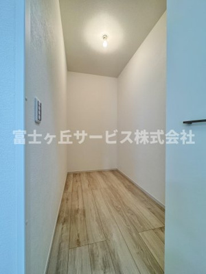 【収納】 | 静岡市駿河区南安倍3丁目 2期 新築一戸建て 1号棟 | リビングにあるウォークインクローゼットです