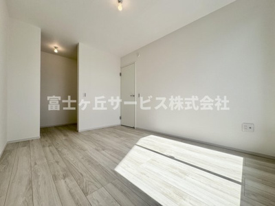 【寝室】 | 静岡市駿河区南安倍3丁目 2期 新築一戸建て 1号棟 | 落ち着いて過ごせる寝室です