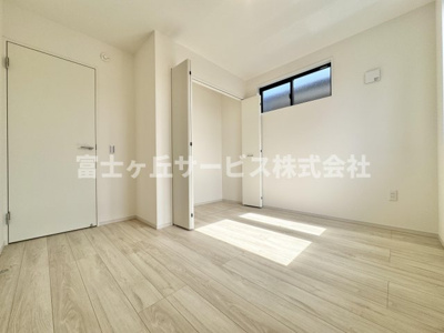 【洋室】 | 静岡市駿河区南安倍3丁目 2期 新築一戸建て 1号棟 | バルコニーに面した洋室です
