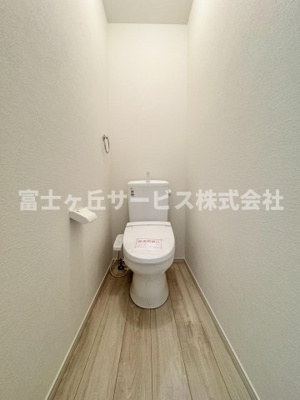 【トイレ】 | 静岡市駿河区南安倍3丁目 2期 新築一戸建て 1号棟 | 1Fトイレです
2Fにも同タイプのトイレがあります