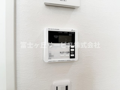 【発電・温水設備】 | 静岡市駿河区南安倍3丁目 2期 新築一戸建て 1号棟 | リビングからも操作ができて便利です