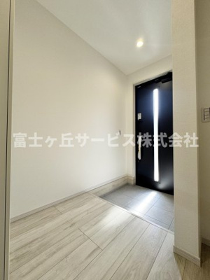 【玄関】 | 静岡市駿河区南安倍3丁目 2期 新築一戸建て 1号棟 | 収納もある玄関です
