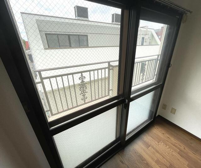 サウスコートのバルコニー|洋室南－掃き出し窓も内窓付き