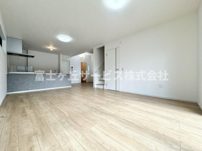 【居間・リビング】 | 静岡市駿河区南安倍3丁目 2期 新築一戸建て 2号棟 | リビングダイニングです
