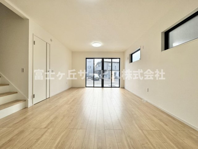 【居間・リビング】 | 静岡市駿河区南安倍3丁目 2期 新築一戸建て 2号棟 | リビングです