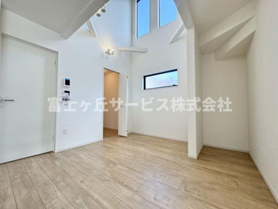 【居間・リビング】 | 静岡市駿河区南安倍3丁目 2期 新築一戸建て 2号棟 | 吹き抜け付きの開放的な空間です