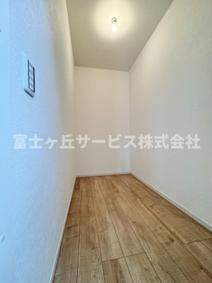 【収納】 | 静岡市駿河区南安倍3丁目 2期 新築一戸建て 2号棟 | リビングにあるウォークインクローゼットです