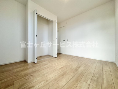 【洋室】 | 静岡市駿河区南安倍3丁目 2期 新築一戸建て 2号棟 | バルコニーに面した洋室です