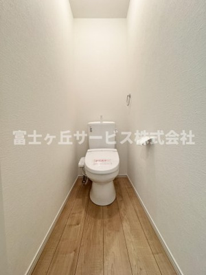 【トイレ】 | 静岡市駿河区南安倍3丁目 2期 新築一戸建て 2号棟 | 1Fトイレです
2Fにも同タイプのトイレがあります