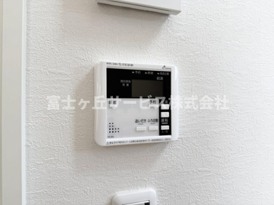 【発電・温水設備】 | 静岡市駿河区南安倍3丁目 2期 新築一戸建て 2号棟 | リビングからも操作ができて便利です