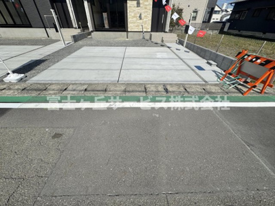 【駐車場】 | 静岡市駿河区南安倍3丁目 2期 新築一戸建て 2号棟 | 車種により2台駐車可能です